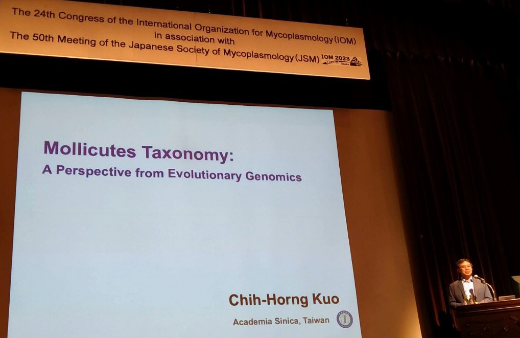 Dr. Chih-Horng Kuo received the 2023 Derrick Edward Award from the International Organization for Mycoplasmology