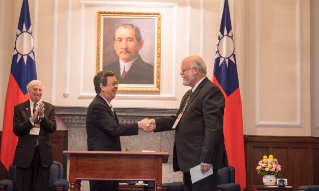 陳副總統獲頒美國國家科學院院士證章