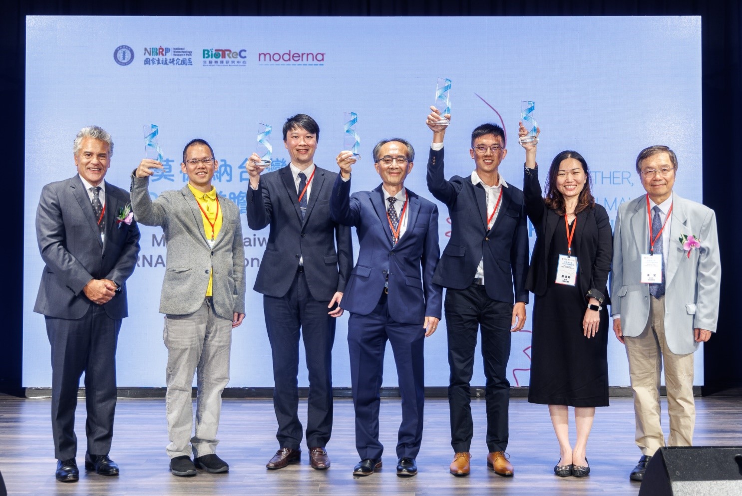 生醫所胡哲銘副研究員研究團隊 獲頒首屆「mRNA 前瞻新創獎」